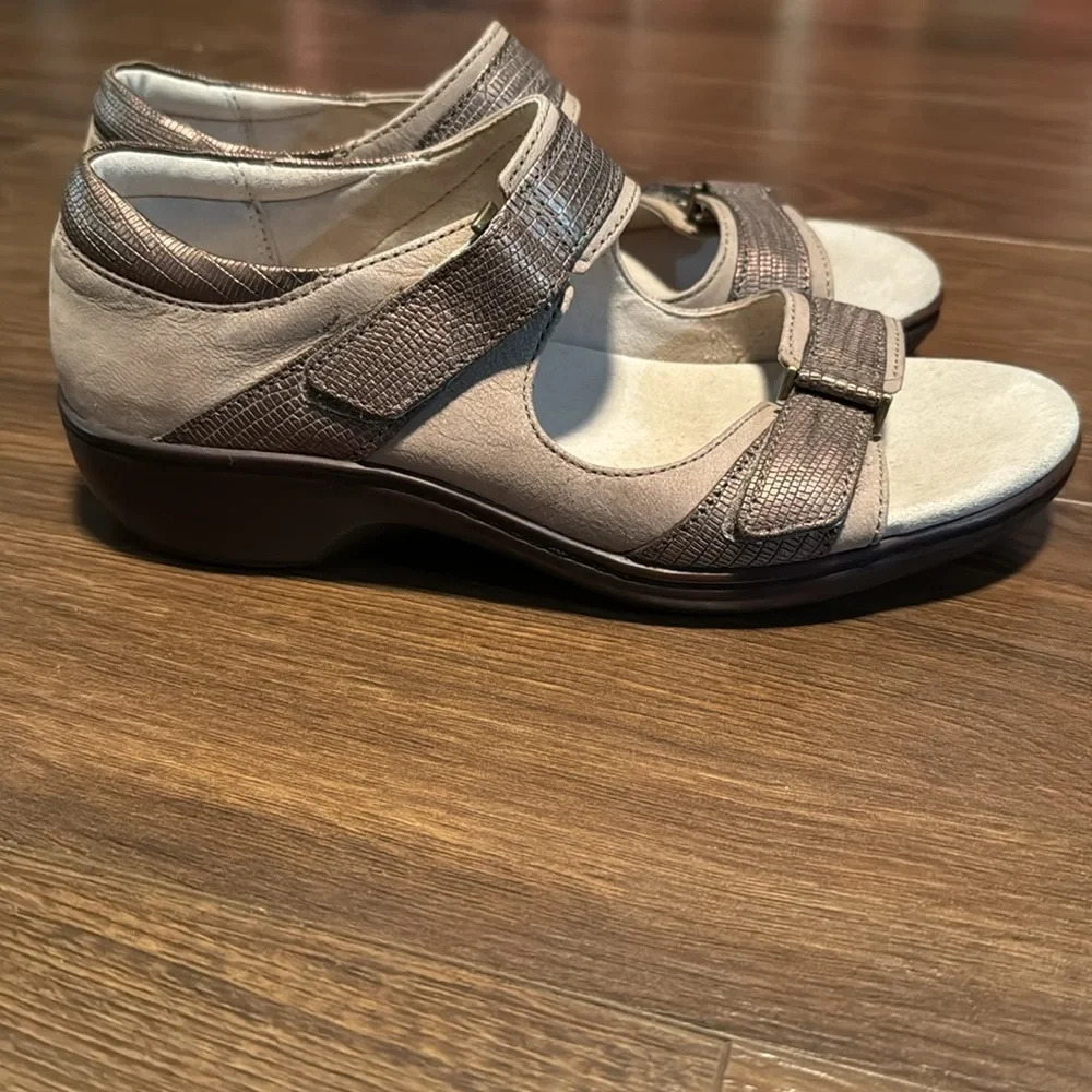 Aravon by Rockport Duxbury Two Strap Taupe Leather Sandal *CH4079. Size 7 - Picture 3 of 7
